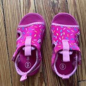Toddler pink sandal.